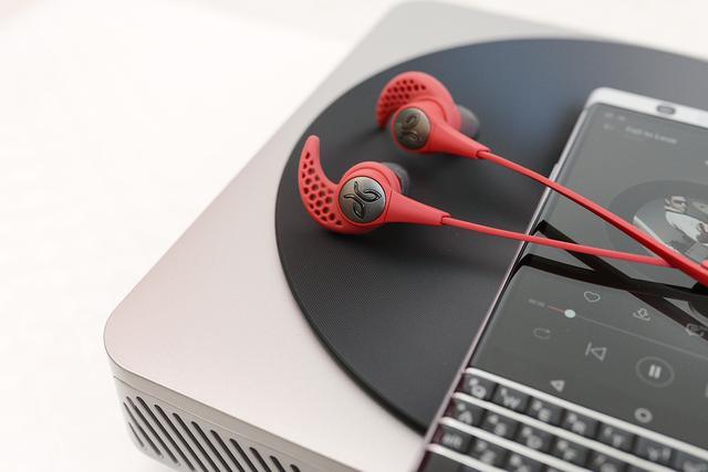 罗技旗下无线耳机猛将兄:Jaybird X3 WIREL