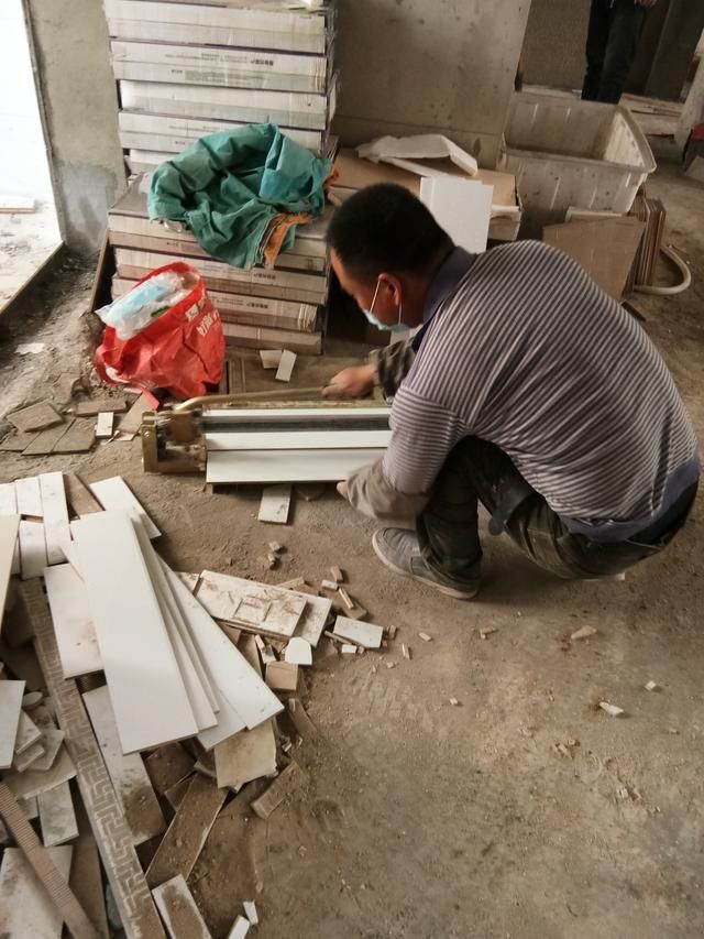 地砖铺到一半瓦工师傅却要求加工钱,看到这样的情况我也只能认了