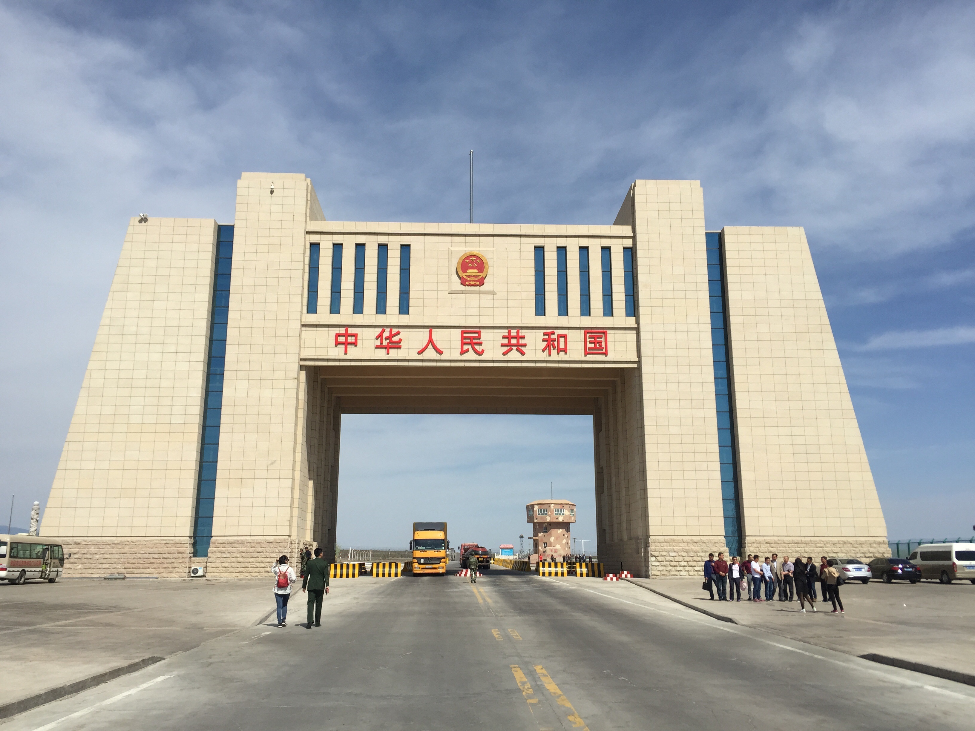 触摸中国国门的脉搏 一步之遥就出国_北京时间
