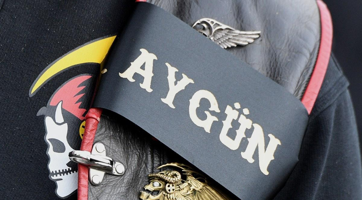 地狱天使于上世纪70年代在美国兴盛。如今已成为一个国际性骑士兄弟会组织，所有俱乐部正式成员都佩戴同样的标志“death head”（死亡头骨），标志是一个长着翅膀的骷髅头。图为葬礼现场，有人将Ayguen Mucuk的名字放在胸前。