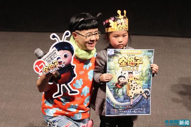 52岁金龟子亮相一口黄烟牙 戴发箍卖萌童颜永