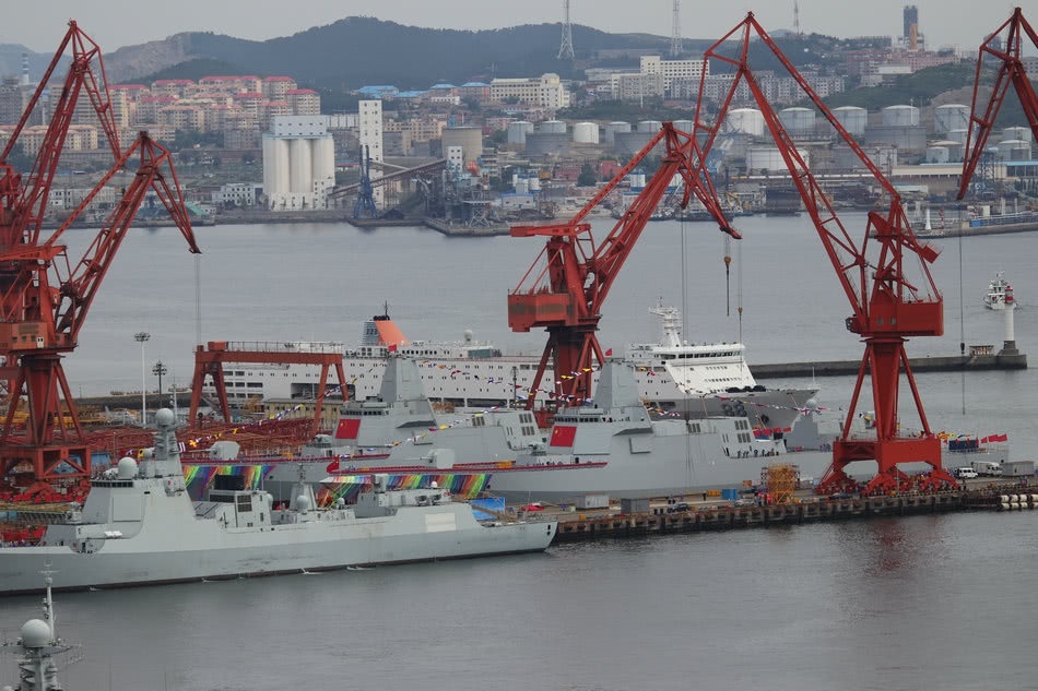 7月3日上午,大连造船厂,两艘055大驱即将出坞下水.