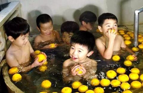 日本真奇葩啊,每逢冬至,男男女女都泡澡,水里还