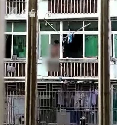 豪放男租客洗澡从不拉窗帘 女邻居不好意思上阳台