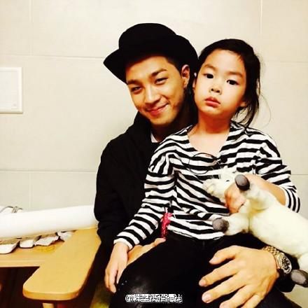 戚薇女儿lucky参加节目录制,正脸曝光和妈妈真