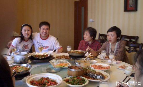 女方结婚要要十八万彩礼钱, 吃饭席中我结账走