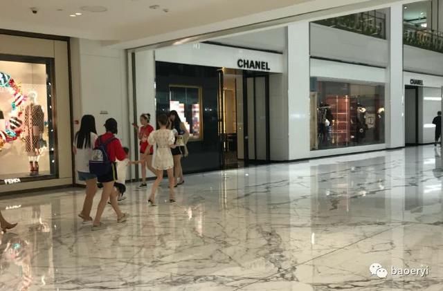 李小璐丸子头超短裤精心打扮逛商场,甜馨拎着