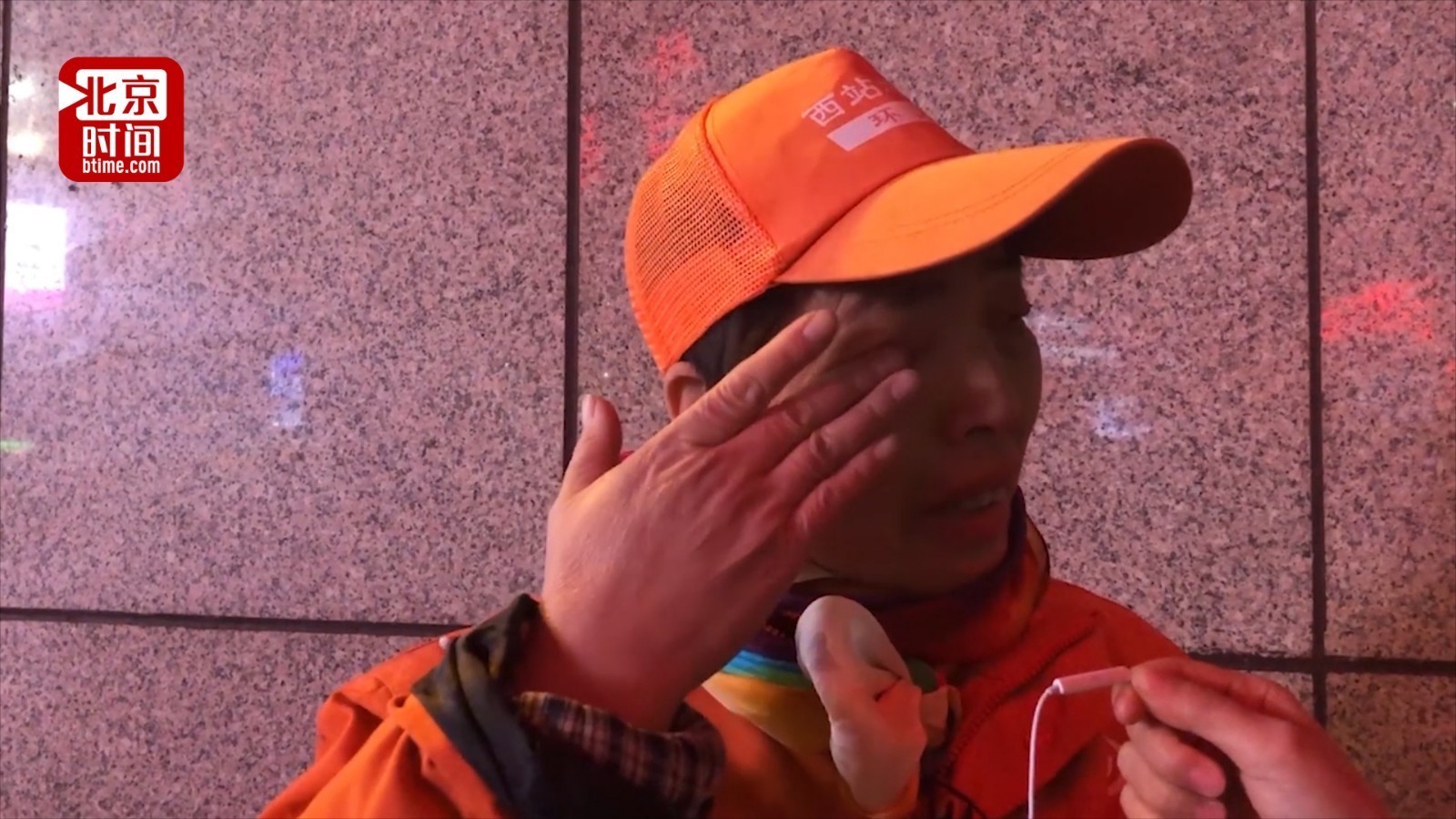 保洁阿姨5年未能回家过年 提到家人默默抹眼泪