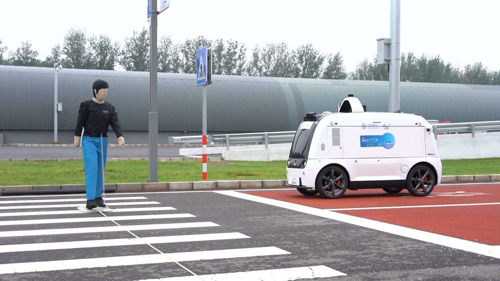人工智能+自动控制 智能驾驶测试展示前沿汽车科技