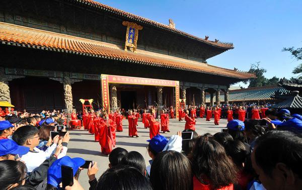 山东曲阜,第五届"百姓儒学节"开幕,朝圣祭孔大典在孔庙大成殿前举行