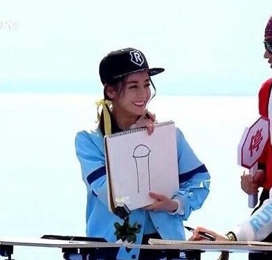 迪丽热巴脚踢鹿晗下半身 网友怒骂没教养 迪丽热巴脚踢鹿晗下半身 网友怒骂没教养