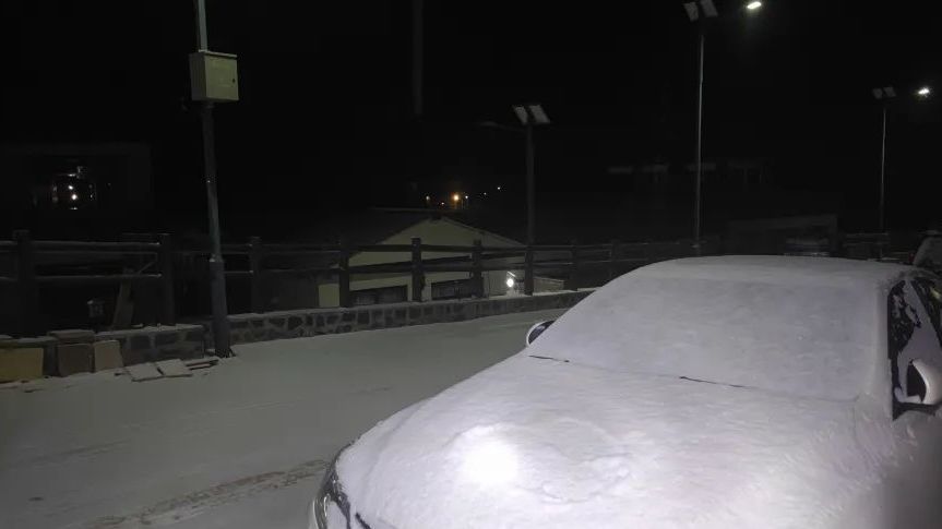 昨夜，京西“小雪乡”下雪了！北京今天阵风最高达7级——