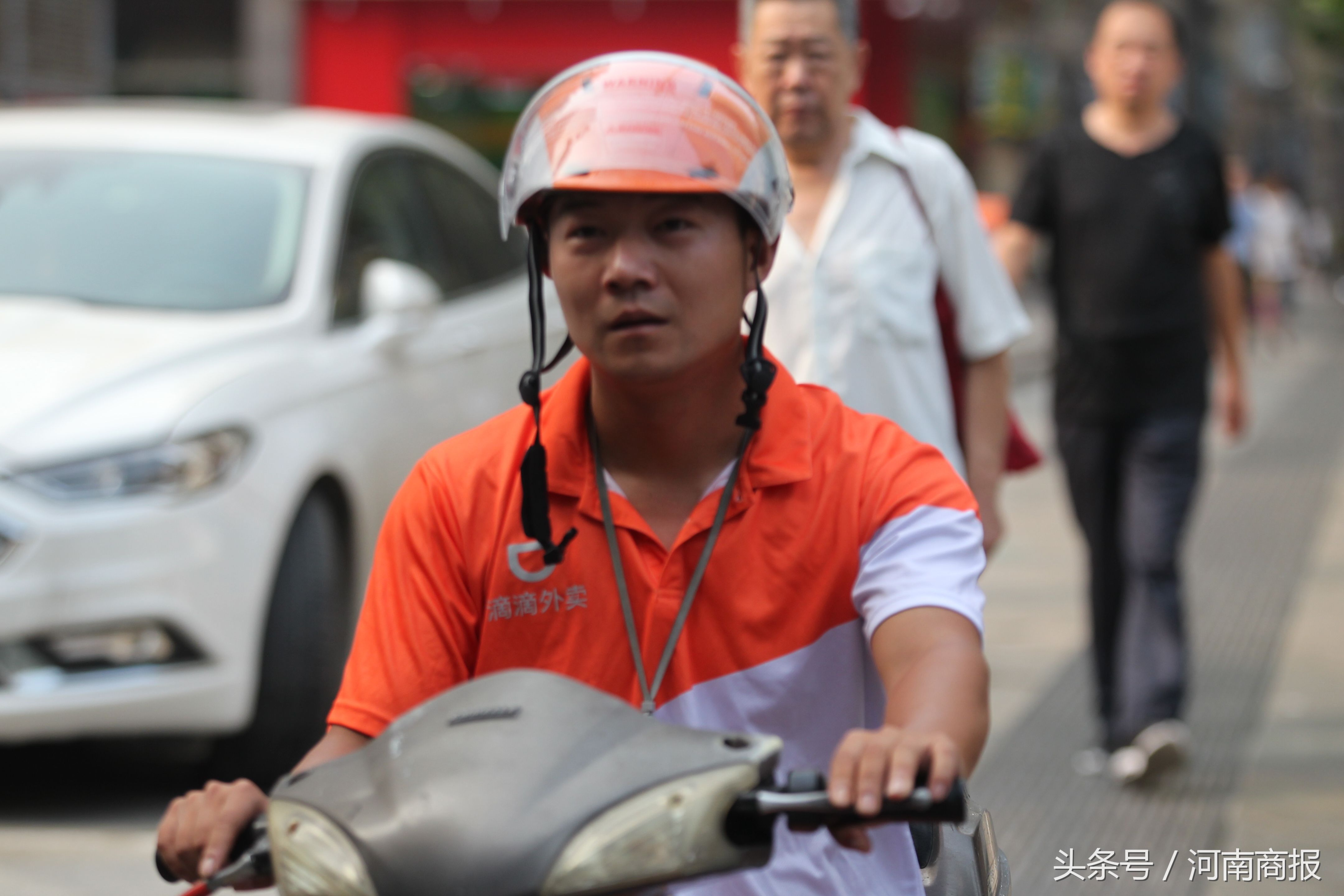 滴滴外卖郑州上线!几十名骑手整装待发,有人昨