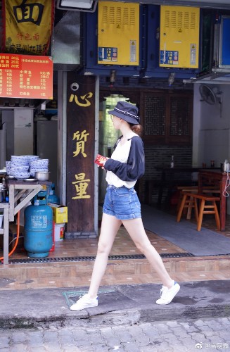 组图:薛之谦前妻出门逛吃逛吃 热裤秀美腿超吸睛