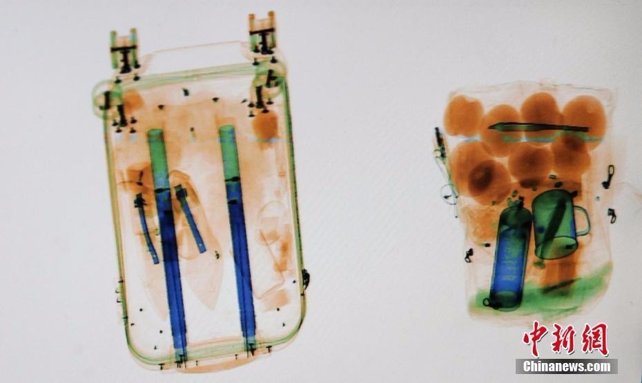 1月22日，2019年春运第二天，在江苏扬州汽车站的安检处，所有进站旅客的行囊都要进行安检，接受X光检查，旅客的行囊通过X光安检机，不同物品不同材质在监视器上呈现出五颜六色的水彩画。图为在安检仪X光扫描下的春运行囊。孟德龙 摄