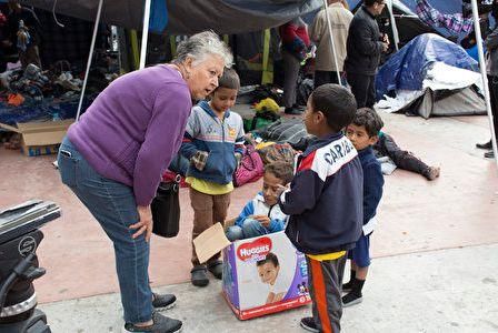 数百中美洲大篷车申请难民庇护车队敲开美国