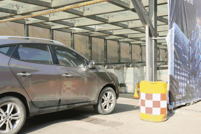 从图中可以看出 南邻的名城广场停车场 收费标准是每小时4元,不分昼夜