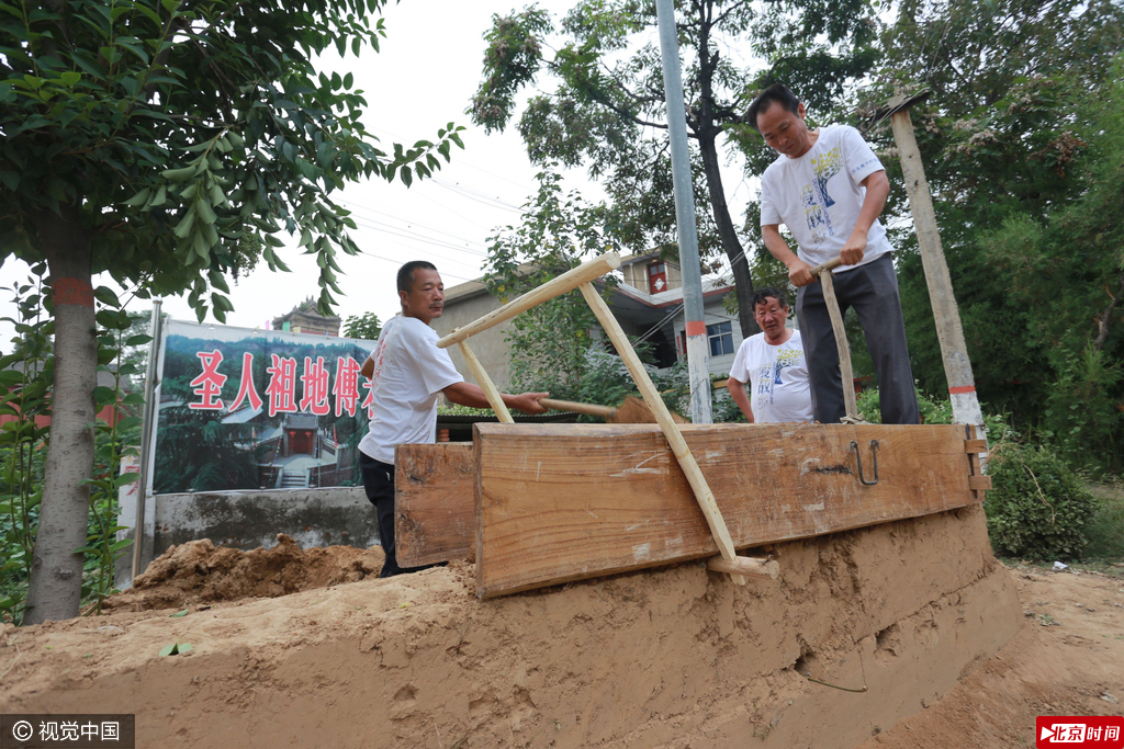 随着时代的发展，这种古老的建筑方式逐渐被新的建材取代，这种技艺也退出历史舞台。