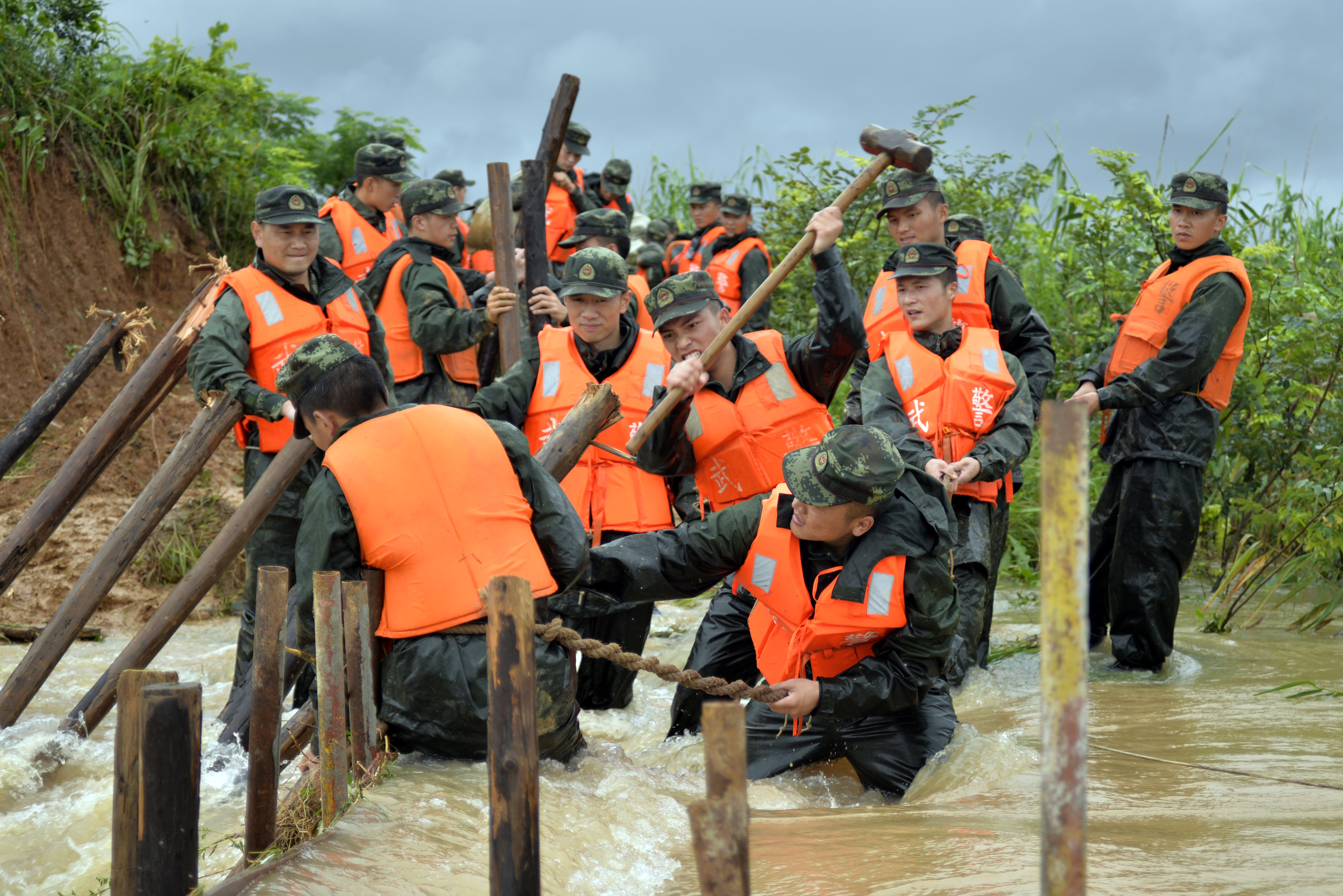 2016年6月下旬,江苏境内长江沿线和多条河流超历史水位,武警江苏总队官兵正在抗洪救援现场紧急排除险情。迮方宁晨摄