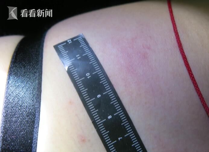 百色市田林县旧州镇派出所民警陈广海：“发现有一名男子，天气比较热的时候他穿长袖，这属于不正常的现象。”