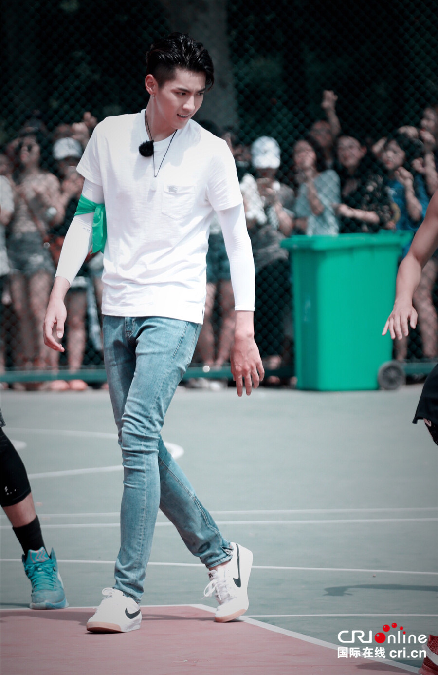 网曝《奇楼》路透照 吴亦凡穿白t打篮球帅爆!