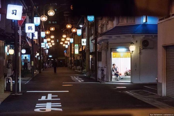 他闯入日本红灯区 冒死偷拍下了大量照片