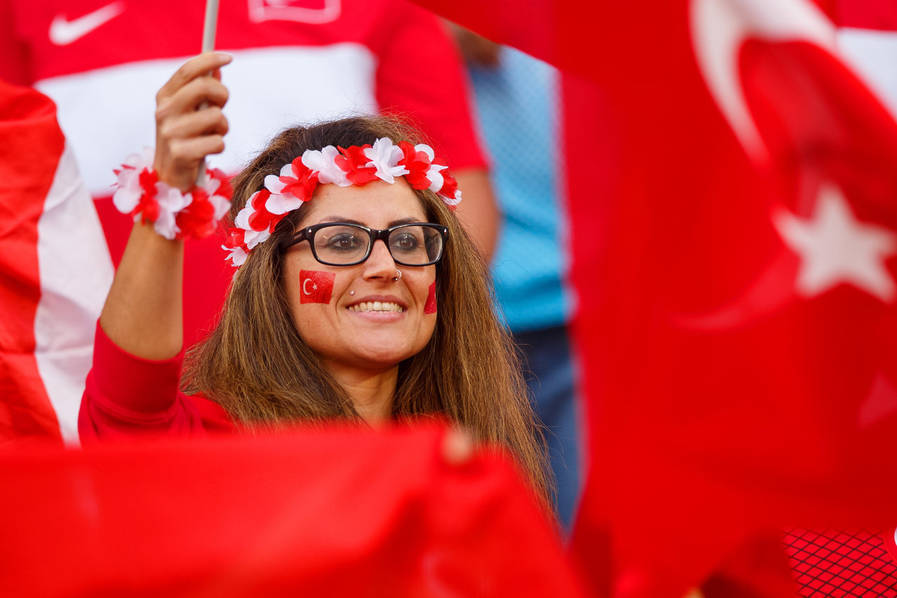 组图-捷克女球迷短裤惹火 身材纤细曲线性感