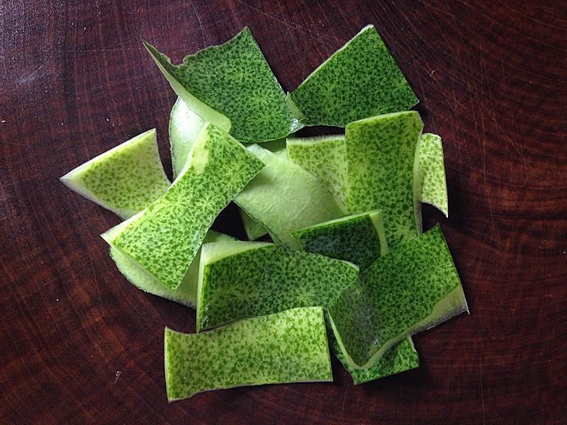 1,冬瓜皮洗净后切下来