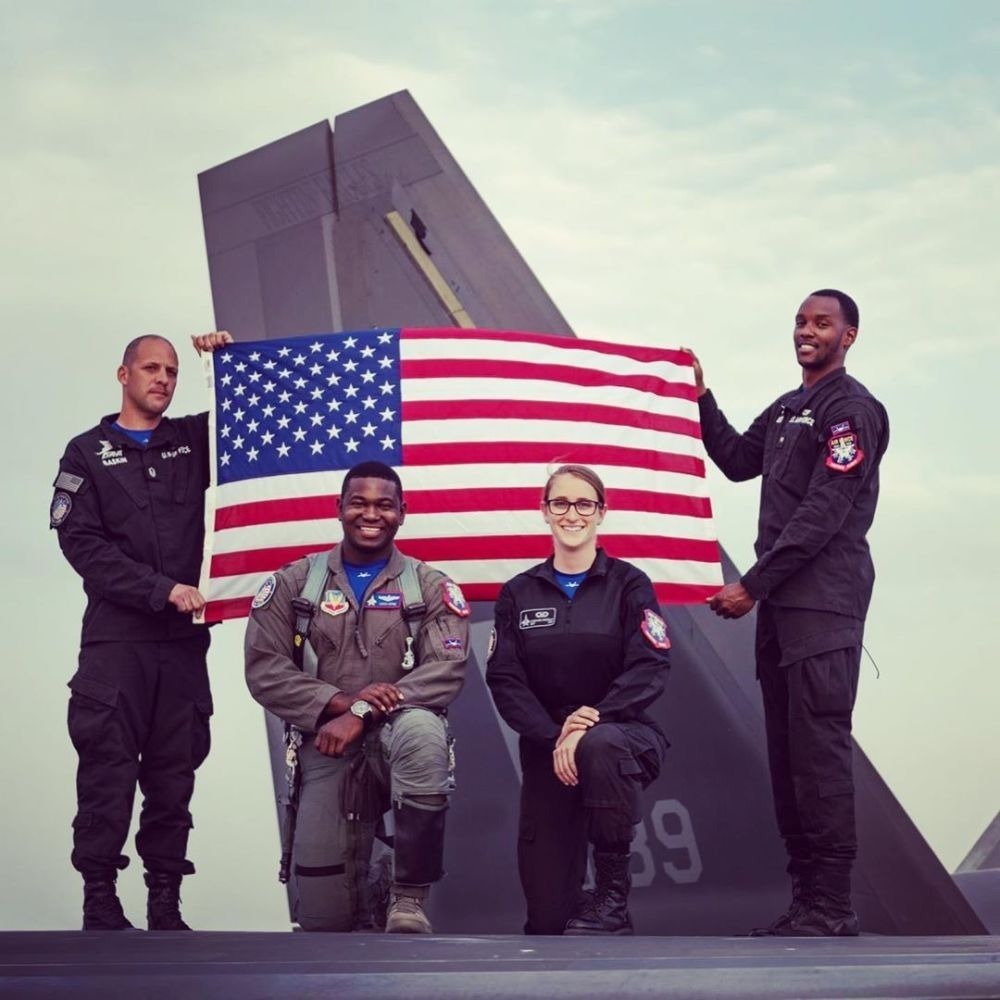 然而在迪拜参加航展表演的美国空军F-22单机飞行表演队，由于不担负作战任务，因此不用维护娇贵的隐身涂层，飞行员和地勤人员可以不用穿鞋套也能在机身上行走，甚至可以在机身上举行延长服役宣誓仪式。