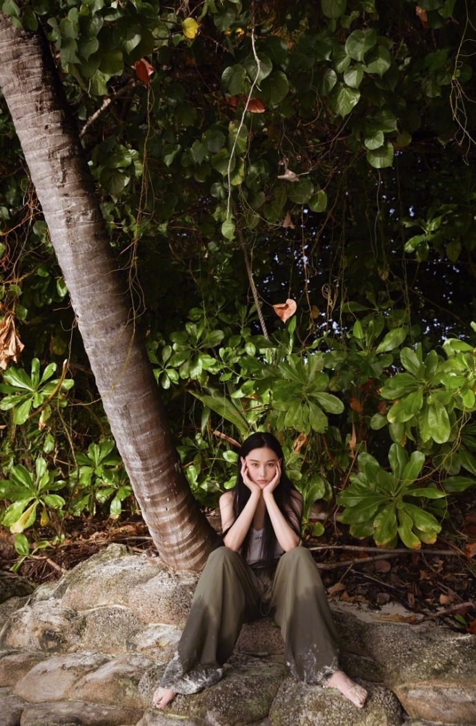 张馨予海边看日出晒美照 长发散落露迷人香肩