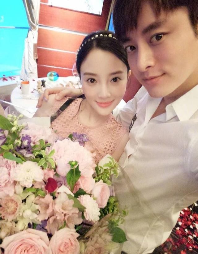 李小璐跟其他男人的聊天记录曝光,网友怒骂:婊