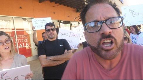 美国人洛杉矶街头吐槽中国网友买空黑五节-北