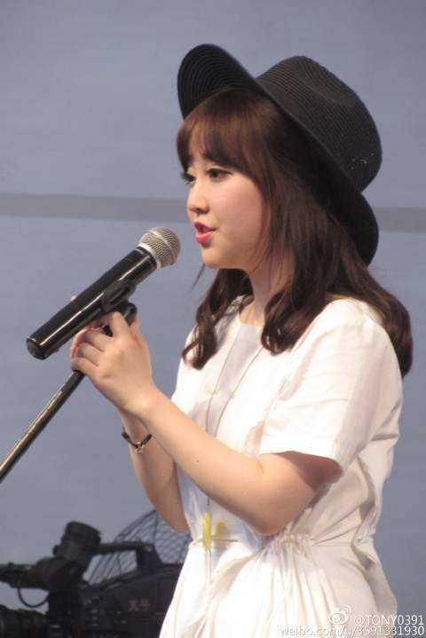 2018斗鱼嘉年华开幕 六姐红毯走秀冯提莫美炸