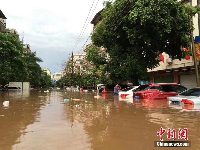 5月26日凌晨，广西东兴市下起特大暴雨，其强度惊人，2个半小时降雨量就达到250毫米，东兴一夜成海。