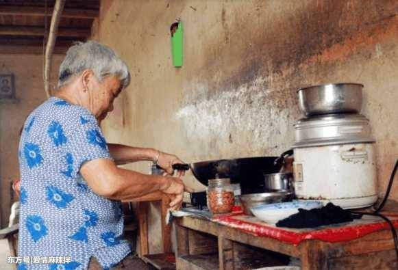 女儿呕吐婆婆神色紧张,女儿从沙发里翻出异物