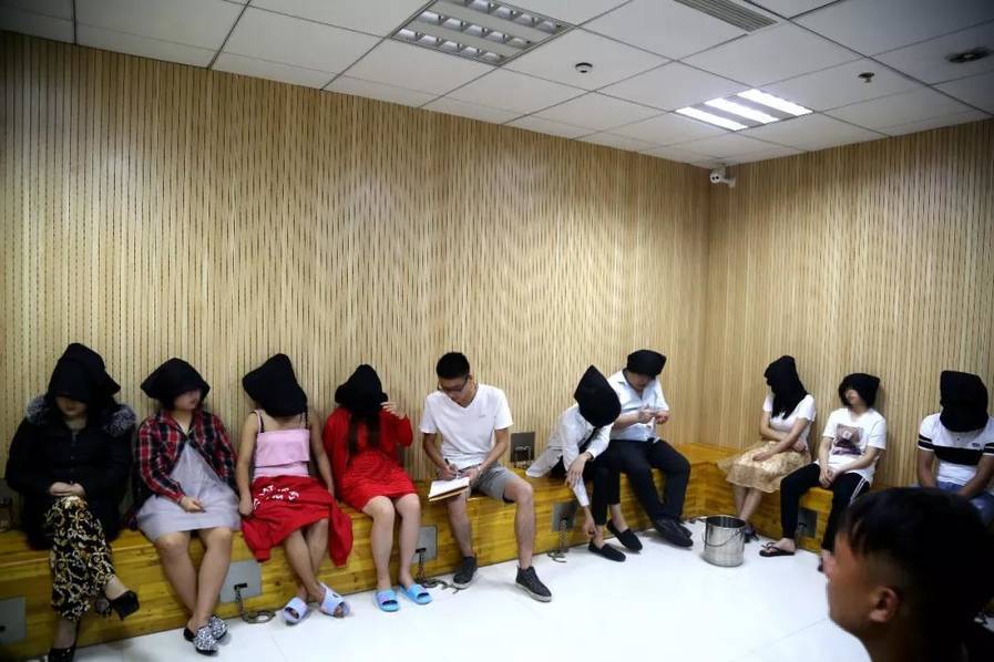 初步查明：犯罪嫌疑人万某 ( 男，31岁，湖北省公安县人 ) 、李某（女，29岁，湖北省襄阳市人）、周某（男，31岁，湖南省株洲市人）等6人将通城县隽水镇某酒店内两层客房以开办洗浴中心的名义承包后，先后组织袁某（女，17岁，湖南省郴州市人）、蒋某（女，17岁，湖南省永州市人）、王某（女，17岁，云南省昭通市人）、吴某 ( 女，17岁，江苏省连云港市人 ) 等 14名女性在该洗浴中心从事卖淫嫖娼活动，并从中非法牟利。