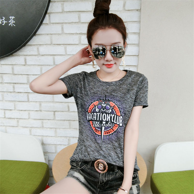 时髦女人夏天都在穿印花短袖T恤,紧身短款的,