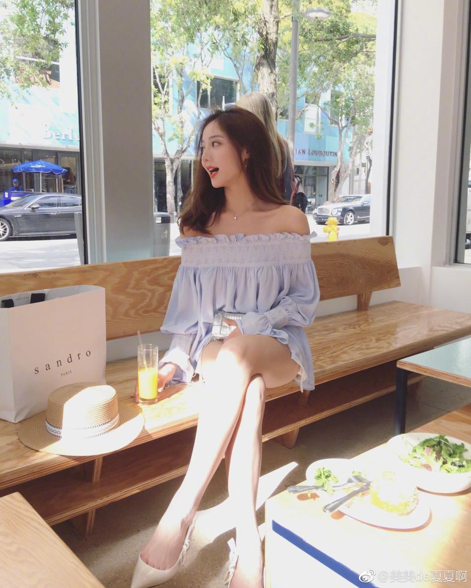 日前,网红美女夏夏在微博晒出一组美照,照片中,夏夏变换多身造型,时髦百变,纯美不输baby。