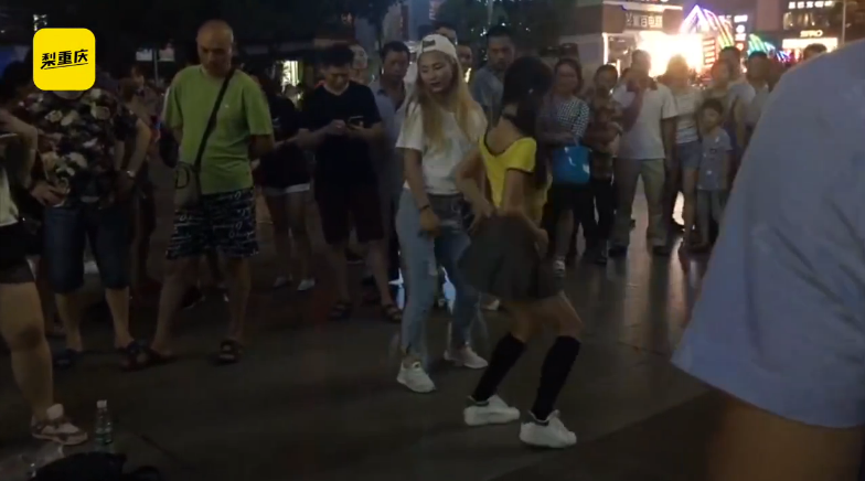 8月22日，江北区观音桥，有俩美女在街上大跳热舞，十分劲爆，引来多人围观。