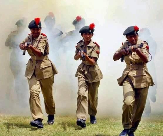 印度女兵入伍前经历多次检查,最后一项太尴尬