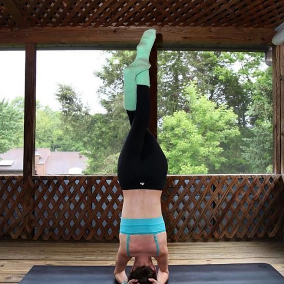 练瑜伽光脚好还是穿袜好?关键看这点