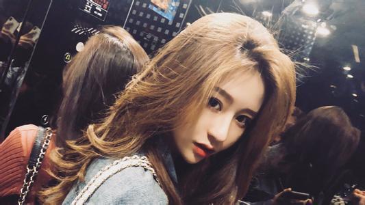 抖音女神黑历史再被扒,明明是老板却装打工妹