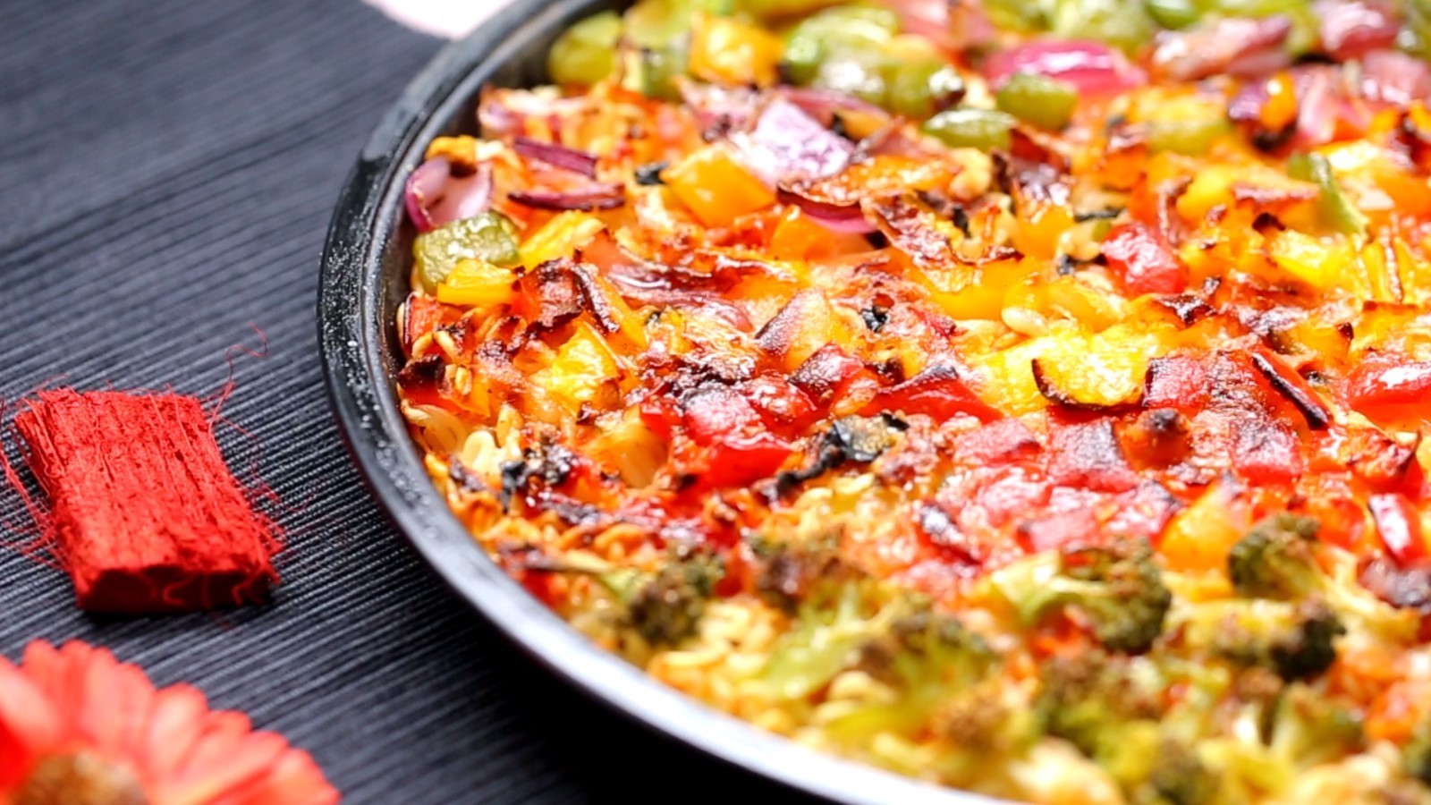 被彩虹泡面披萨美哭了!从没见过这么美又这么好吃的披萨!