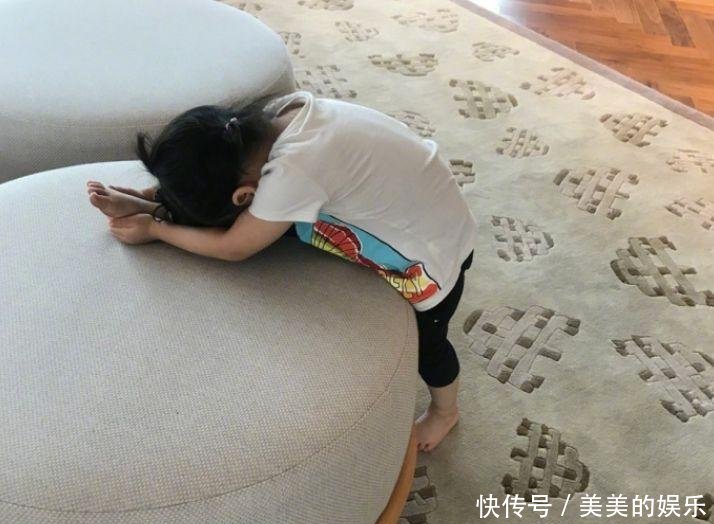 章子怡晒女儿照片, 醒醒认真练舞蹈的样子, 萌翻