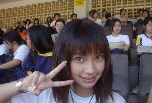 看看鹿晗、迪丽热巴的学生照,再看看baby的,这