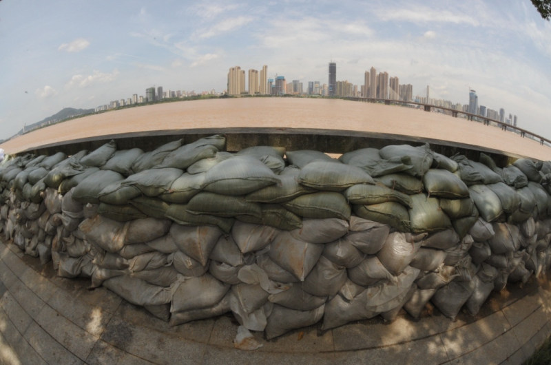 长沙银盆岭大桥附近湘江沿岸沙袋筑成的子堤,这里也是长沙城区沿江