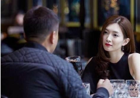 某网友扒出江疏影小时候照片,儿时的文艺,真是