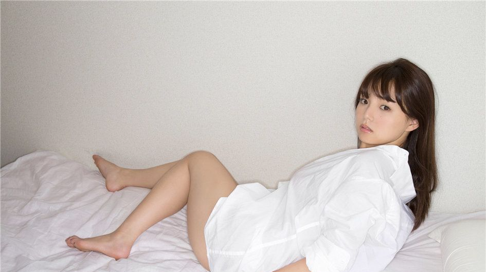 宅男女神筱崎爱曝清新写真 半褪衬衫慵懒凌乱