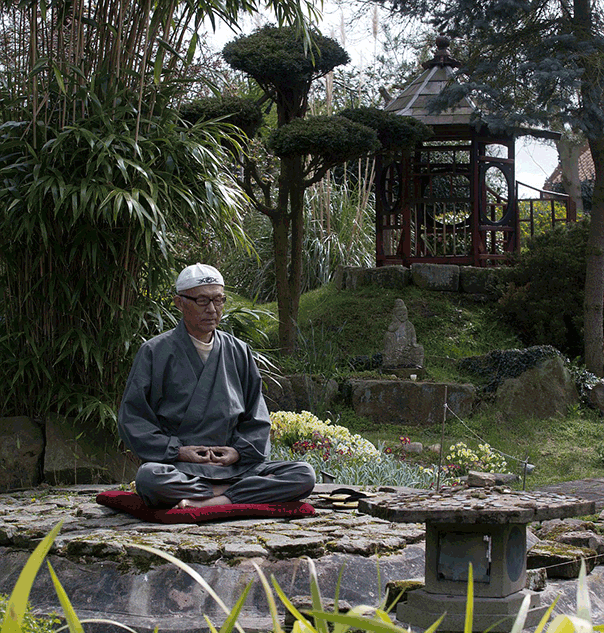 buddha maitreya在自建園林內打坐.