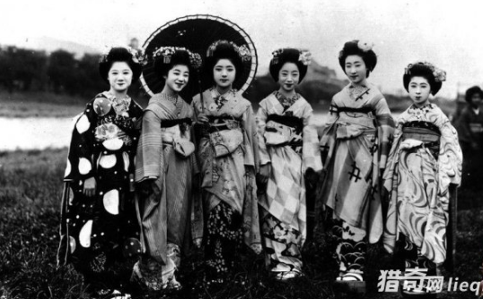 在艺伎业从艺的大多美艳柔情，服饰华丽，知书识礼，尤擅歌舞琴瑟，主业是陪客饮酒作乐。艺妓业是表演艺术，不是卖弄色情，更不卖身。不过，这里面包含着男欢女乐的成分，所以称之为艺伎。艺伎雅而不俗之处，不仅在于它与妓有别，而且在于它的不滥，不相识的人很难介入，大都是熟人或名士引荐。艺伎大多在艺馆待客，但有时也受邀到茶馆酒楼陪客作艺。行业规定，艺伎在从业期内不得结婚，否则，必须先引退，以保持艺伎的“纯洁”